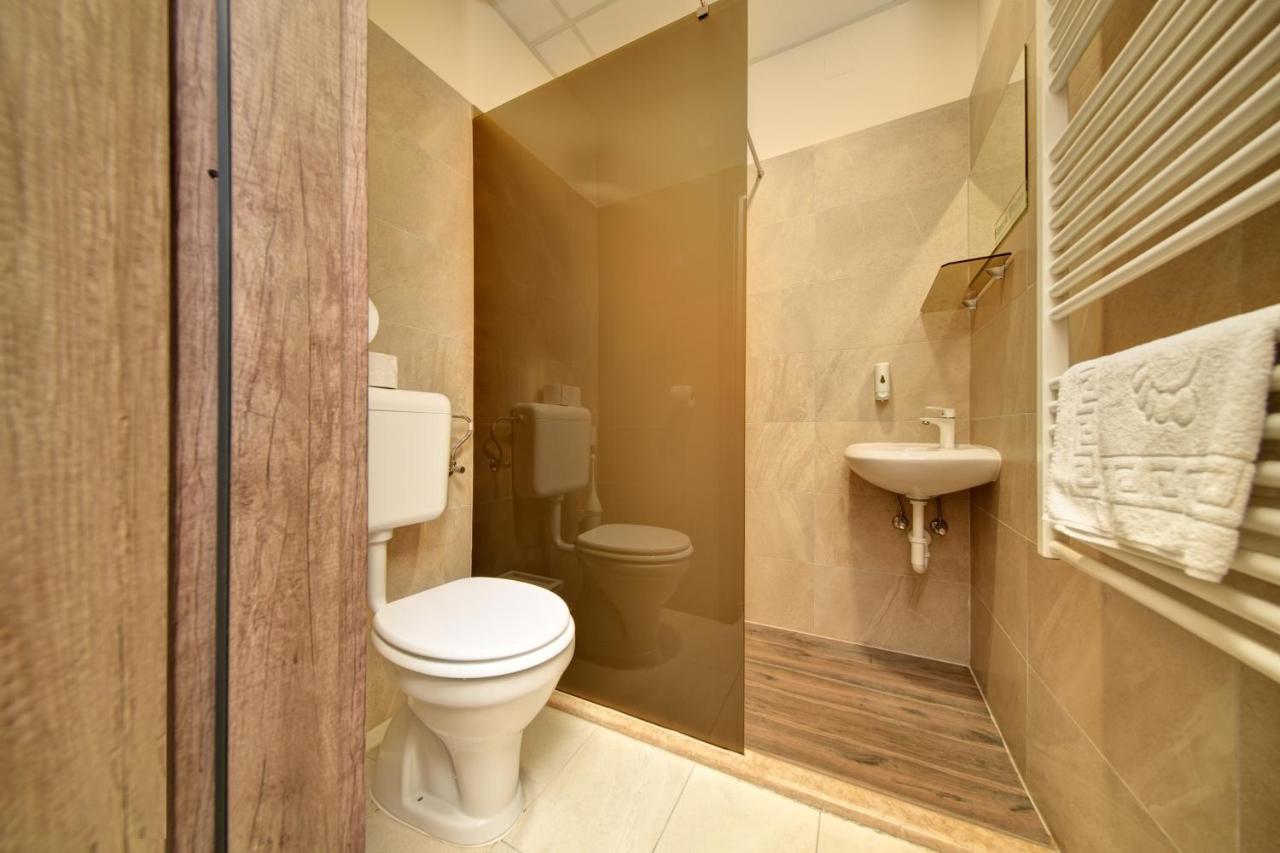 Familia Panzio & Apartmanhaz Gyor Exterior photo