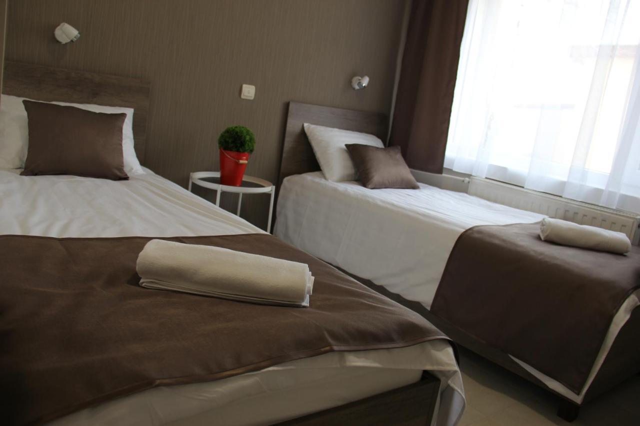 Familia Panzio & Apartmanhaz Gyor Exterior photo