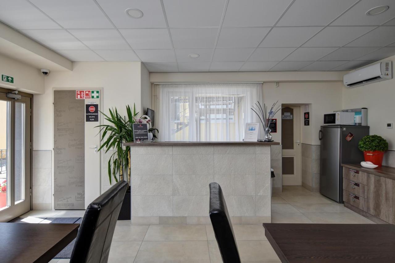Familia Panzio & Apartmanhaz Gyor Exterior photo