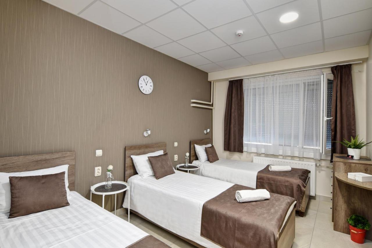 Familia Panzio & Apartmanhaz Gyor Exterior photo