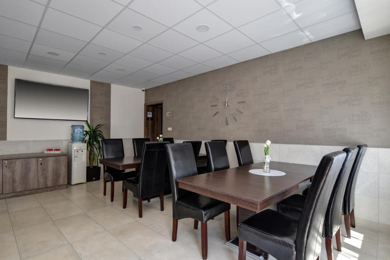 Familia Panzio & Apartmanhaz Gyor Exterior photo