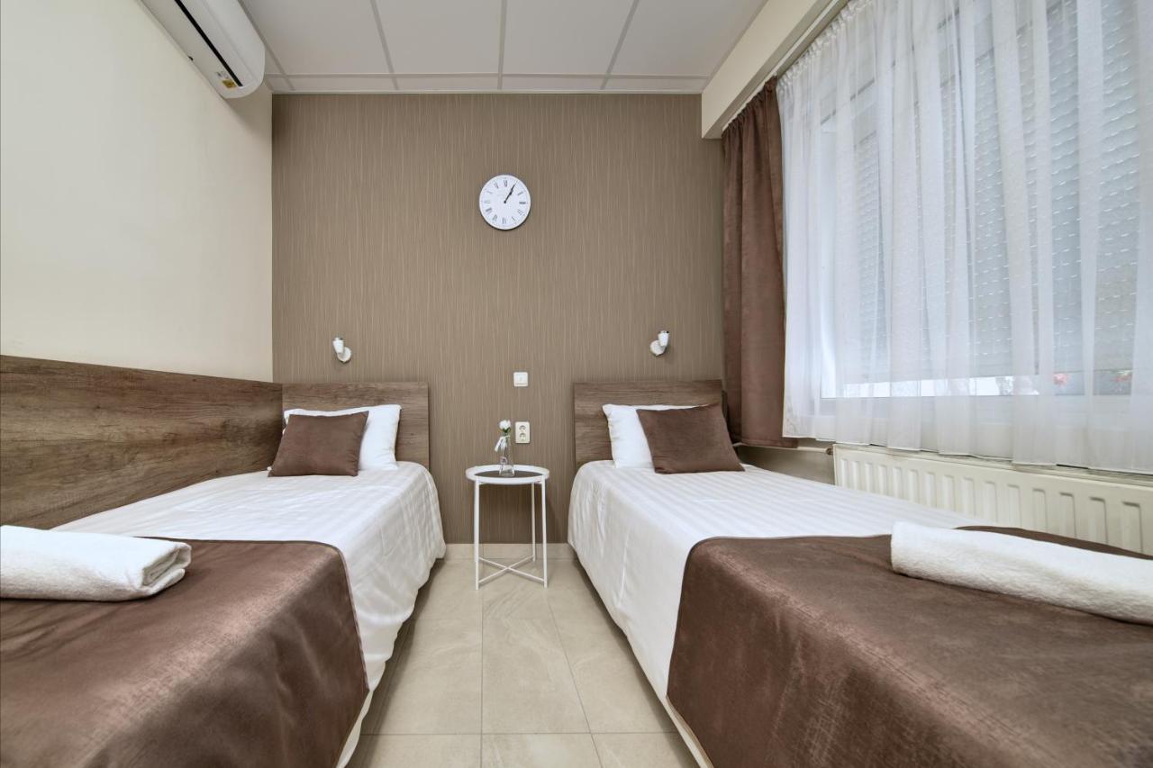 Familia Panzio & Apartmanhaz Gyor Exterior photo