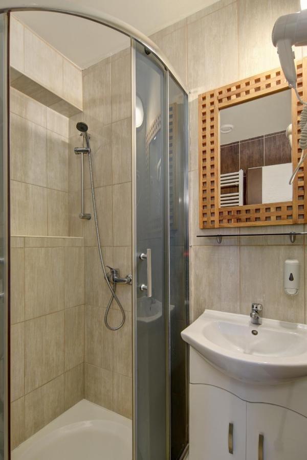 Familia Panzio & Apartmanhaz Gyor Exterior photo