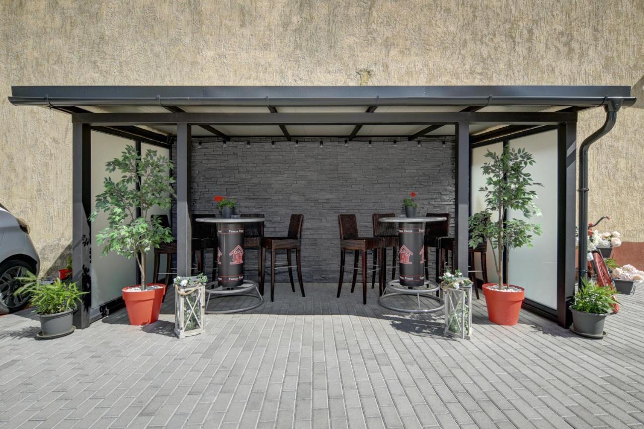 Familia Panzio & Apartmanhaz Gyor Exterior photo