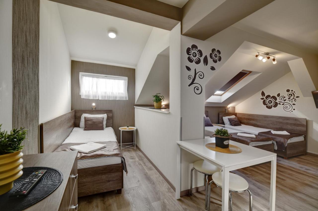 Familia Panzio & Apartmanhaz Gyor Exterior photo