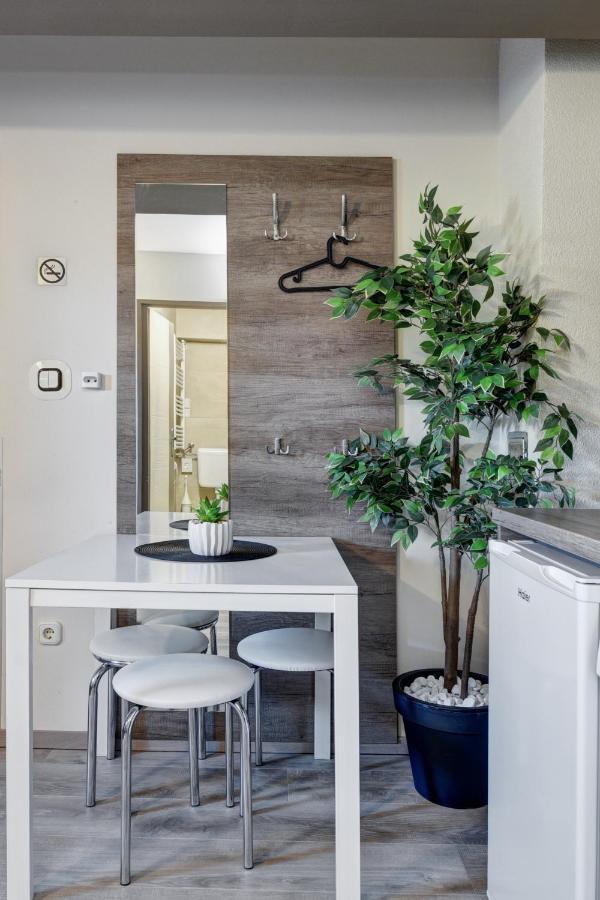Familia Panzio & Apartmanhaz Gyor Exterior photo