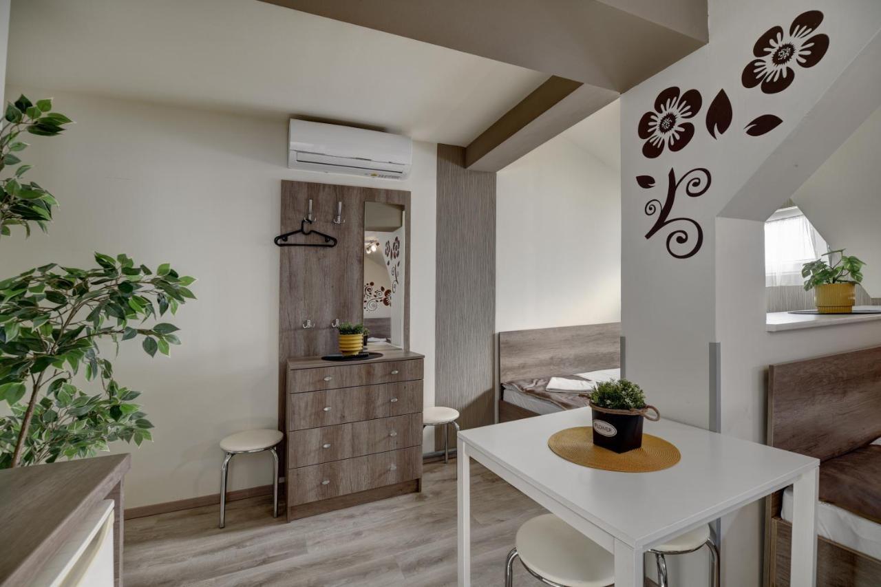Familia Panzio & Apartmanhaz Gyor Exterior photo